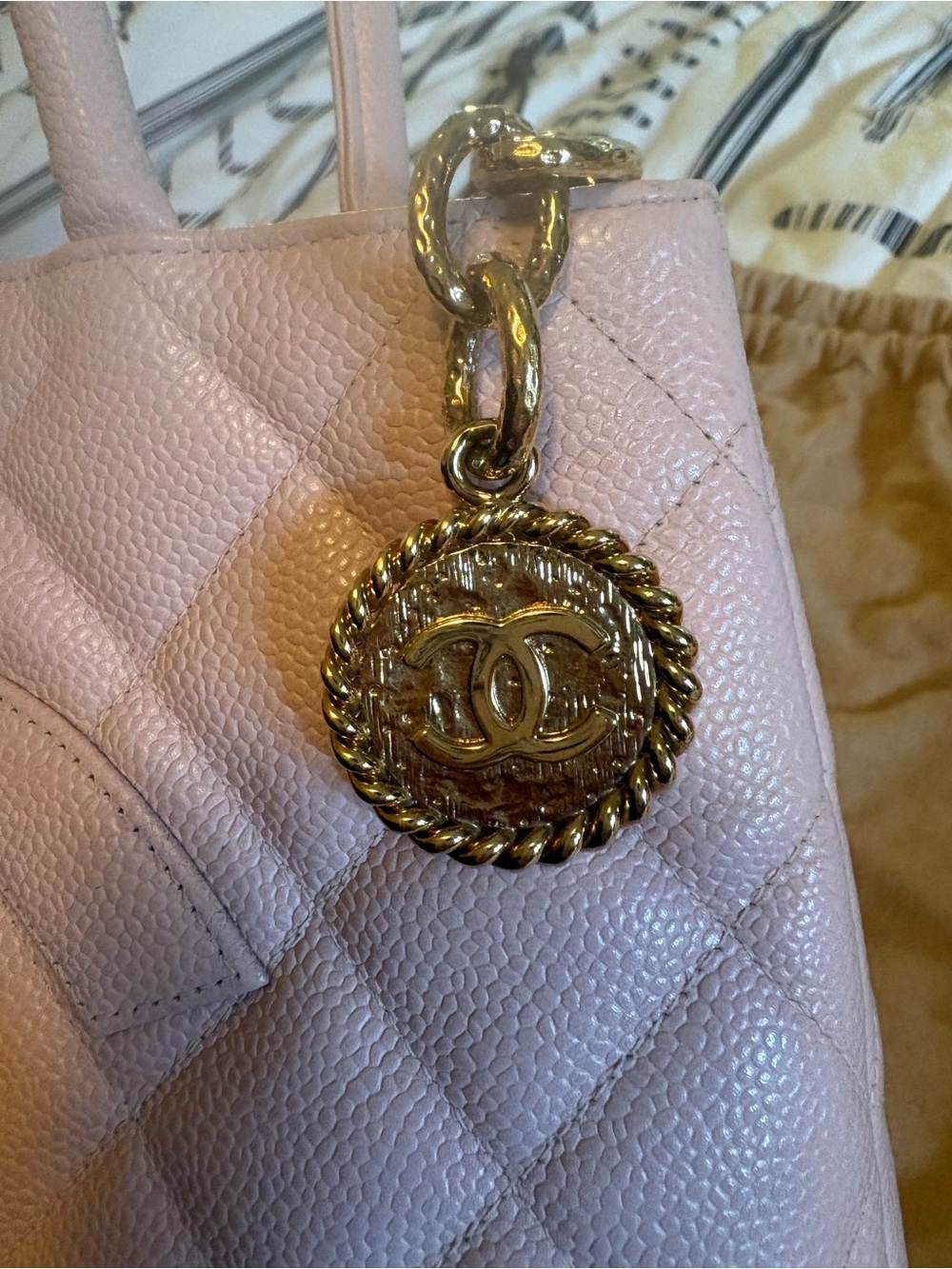 CHANEL Medallion Tote Caviar Leather - Picture 3 of 11